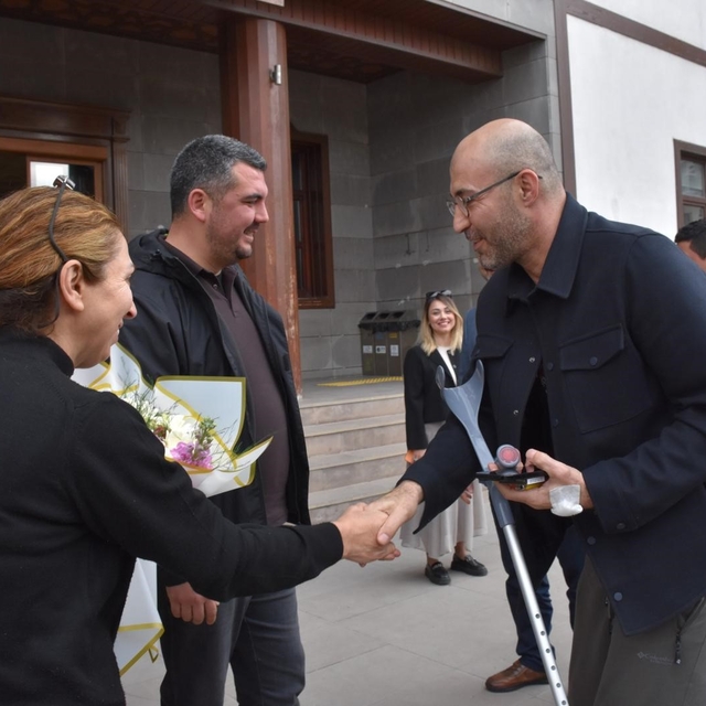 Başkan Zencirci, hastane çıkışı eve uğramadan belediyeye uğradı