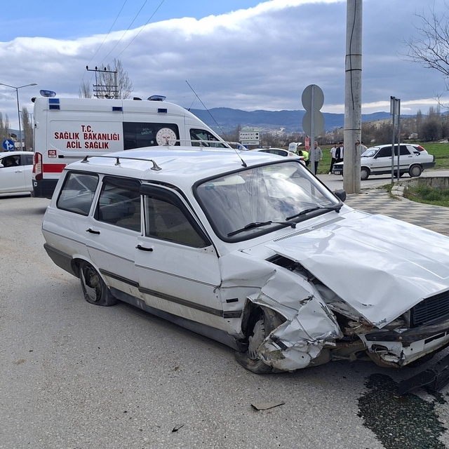 Kütahya'da otomobiller çarpıştı: 2 yaralı
