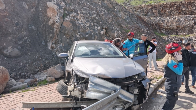 Şanlıurfa'da otomobil bariyerlere çarptı: 3 yaralı