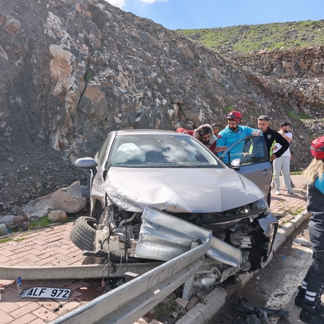 Şanlıurfa'da otomobil bariyerlere çarptı: 3 yaralı