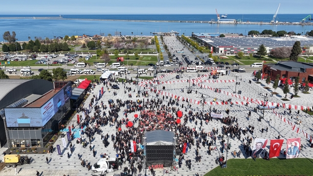 İstiklal Meydanı'na görkemli açılış
İstiklal Meydanı, Uçan Sinema ve Tanıtım Merkezi törenle hizmete girdi