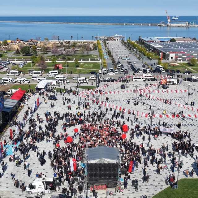 İstiklal Meydanı'na görkemli açılış
İstiklal Meydanı, Uçan Sinema ve Tanıtı...