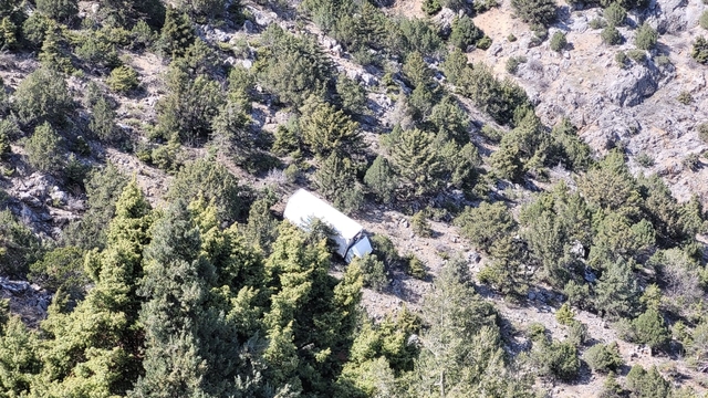 Kemaliye'de freni patlayan kamyon uçuruma yuvarlandı