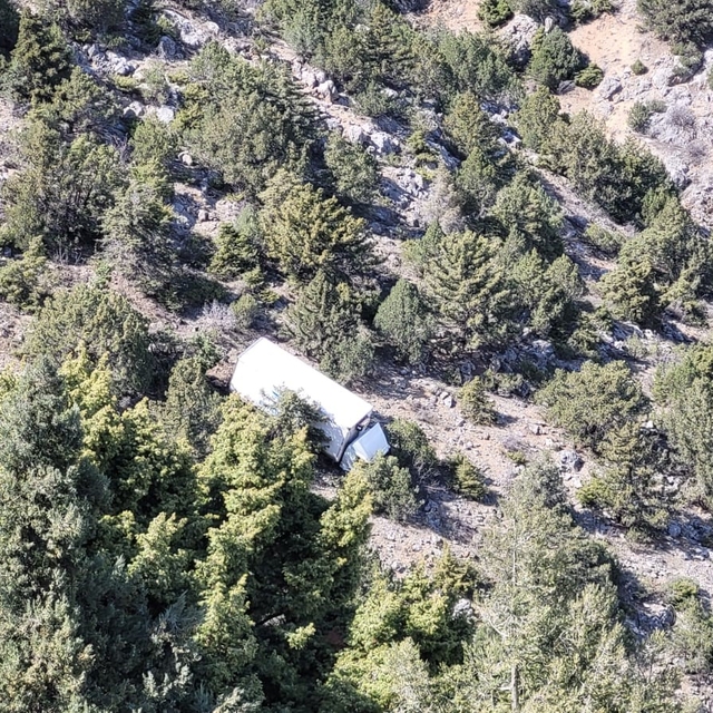 Kemaliye'de freni patlayan kamyon uçuruma yuvarlandı