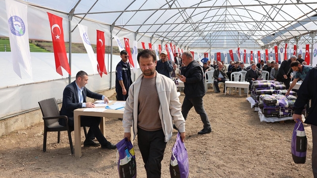 Vezirköprü'de çiftçilere yonca tohumu desteği