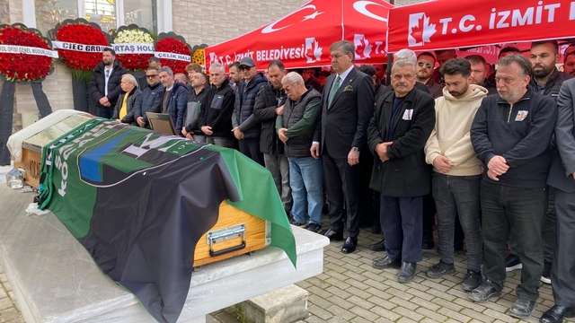 İzmit'teki silahlı saldırıda kahreden detaylar: "Tek suçu orada olmak"
Kanlı saldırıda ölen mekan sahibi ve Kocaelispor kongre üyesi defnedildi