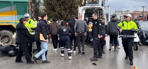 Kazada kamyonun altına sürüklenen motosikletteki 2 kişi yaralandı