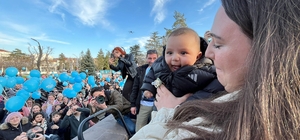 SMA Tip-2 hastası Rüzgar bebek için yüzlerce mavi balon gökyüzüne bırakıldı