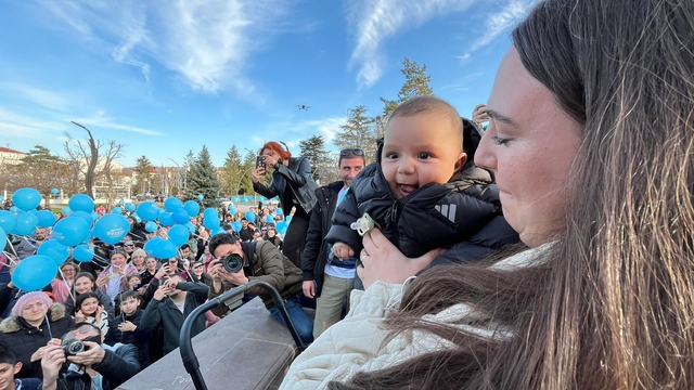 SMA Tip-2 hastası Rüzgar bebek için yüzlerce mavi balon gökyüzüne bırakıldı