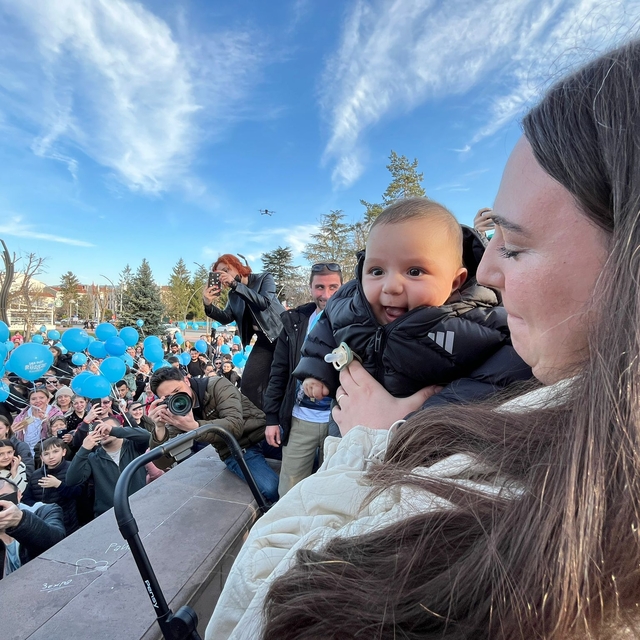 SMA Tip-2 hastası Rüzgar bebek için yüzlerce mavi balon gökyüzüne bırakıldı