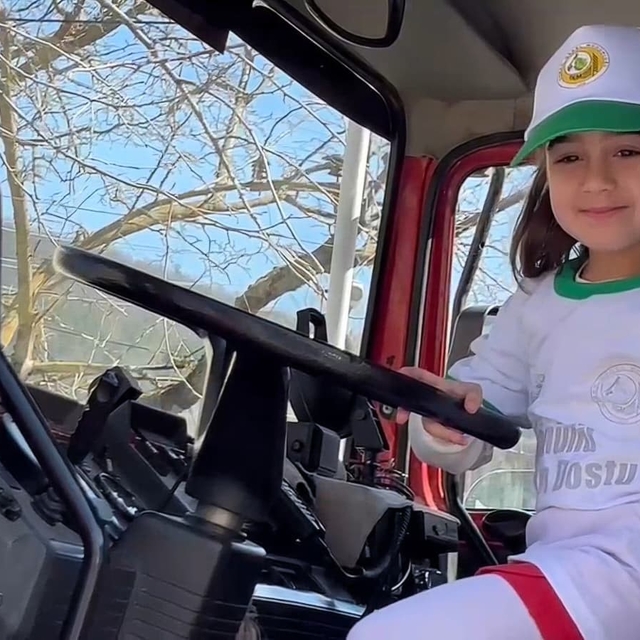 Minik öğrenciler ilk kez itfaiye aracına bindiler