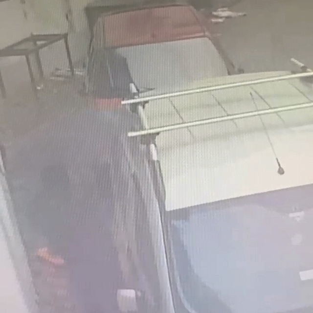 Bursa'da araçlardan eşya çalan hırsız yakalandı; o anlar kamerada