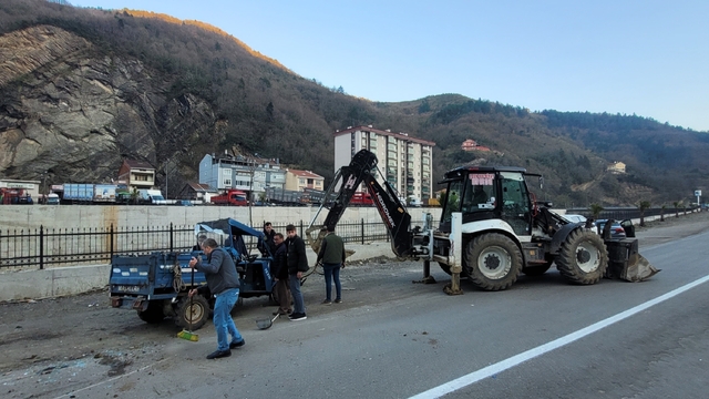 Kastamonu'da lastiği fırlayan tarım aracı takla attı: 1 yaralı