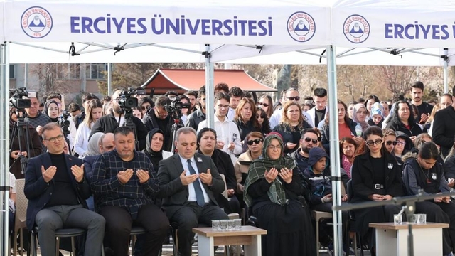 Kazada ölen tıp öğrencisi Yaren için üniversitede anma töreni