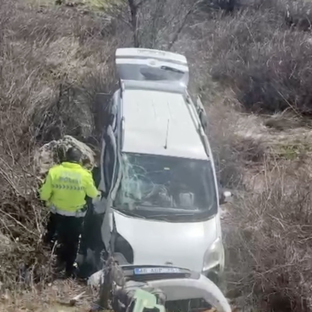 Adıyaman'da hafif ticari araç devrildi: 4 yaralı