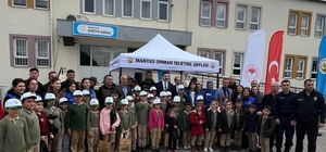 Manyas'ta öğrencilere fıstık çamı fidanı dağıtıldı