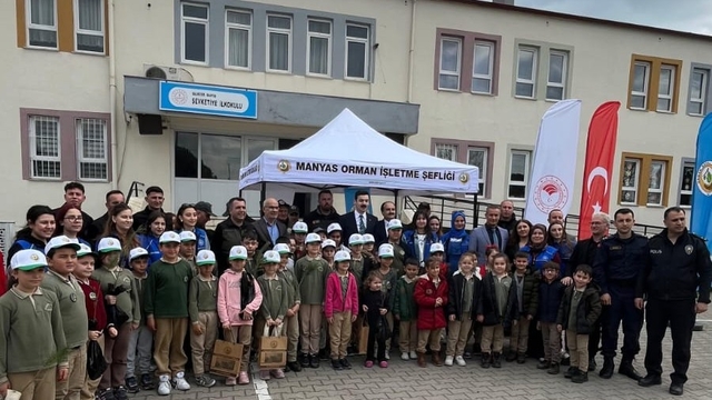 Manyas'ta öğrencilere fıstık çamı fidanı dağıtıldı