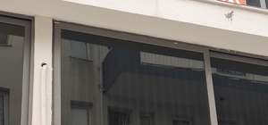 İş merkezindeki pencerenin sokağa düşmesi kamerada