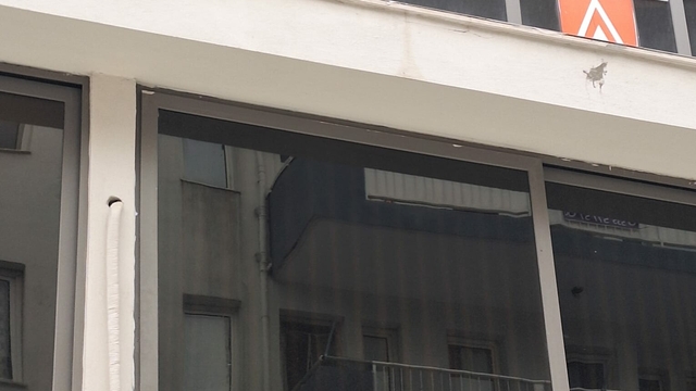 İş merkezindeki pencerenin sokağa düşmesi kamerada