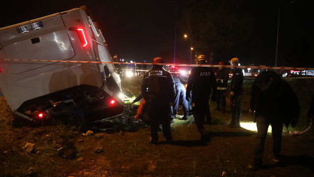 Antalya'da servis midibüsü devrildi: 16 infaz koruma memuru yaralı