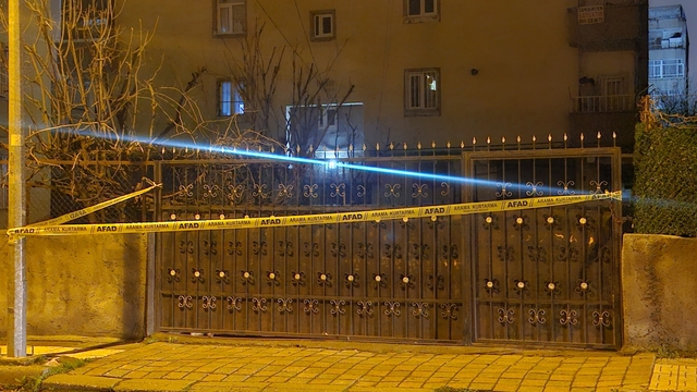 Diyarbakır'da kolonlarından ses gelen binadaki 51 kişi tahliye edildi