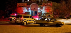 Kavgayı ayırmaya çalışan gece kulübü çalışan bıçaklandı Şüpheliler otomobillerini olay yerinde bırakarak, kaçtı