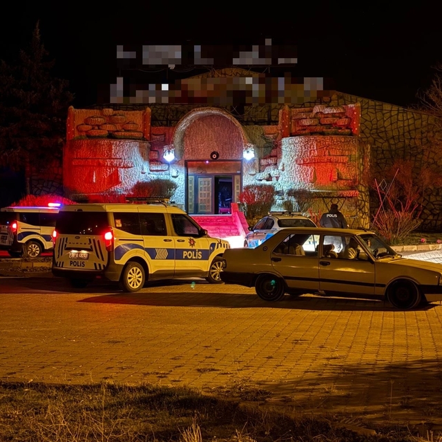 Kavgayı ayırmaya çalışan gece kulübü çalışan bıçaklandı
Şüpheliler otomobil...