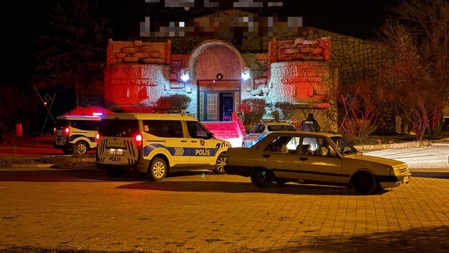 Kavgayı ayırmaya çalışan gece kulübü çalışan bıçaklandı
Şüpheliler otomobillerini olay yerinde bırakarak, kaçtı