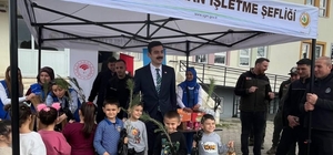 Manyas’ta Orman Haftası’nda fidanlar öğrencilere dağıtıldı