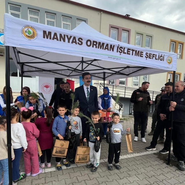 Manyas'ta Orman Haftası'nda fidanlar öğrencilere dağıtıldı