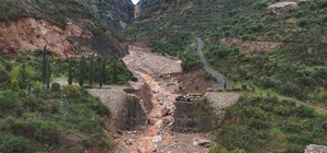 Aşırı yağışla birlikte derenin artan debisi köprüyü yıktı, yolda çökmeye neden oldu