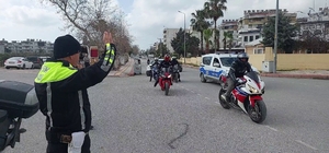 Mesleğinde 32 yılı geride bırakarak emekli olan trafik polisinin son görevinde motosikletlilerden sürpriz