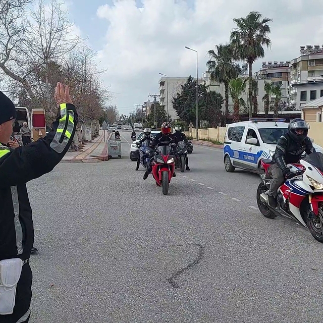 Mesleğinde 32 yılı geride bırakarak emekli olan trafik polisinin son görevi...