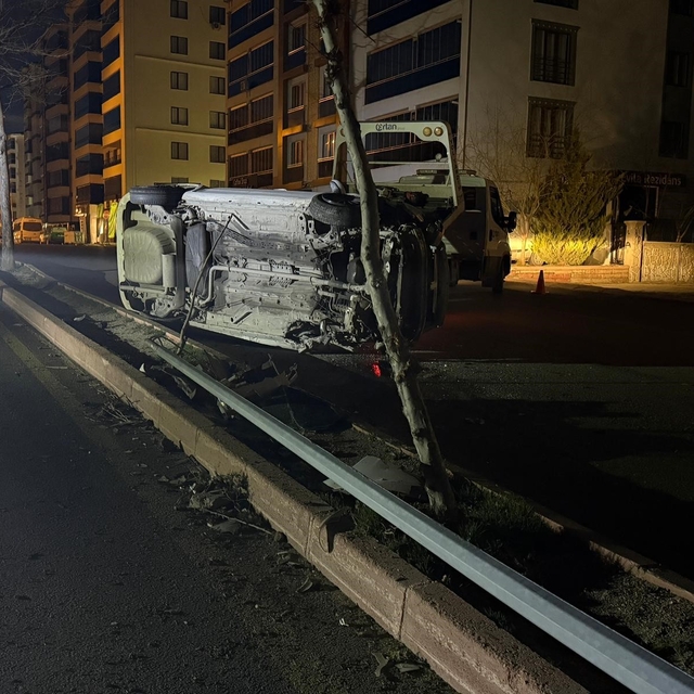 Elazığ'da otomobil yan yattı: 1 yaralı