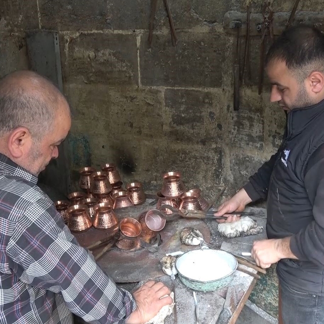 Çocuk yaşta başladığı kalaycılığı 50 yıldır sürdürüyor
Kalaycı Cuma usta 50...