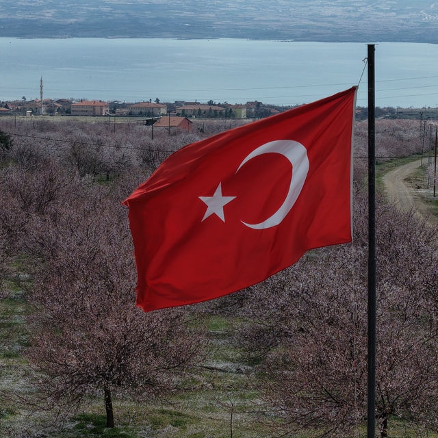 Kayısı bahçeleri beyaza büründü, ortaya eşsiz manzaralar çıktı