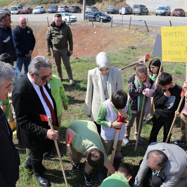 Cumayeri'nde fidanlar toprakla buluştu
Hilaltepe Millet Bahçesi'nde ağaçlan...
