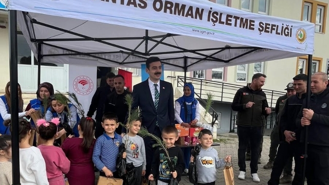 Manyas'ta Orman Haftası'nda fidanlar öğrencilere dağıtıldı