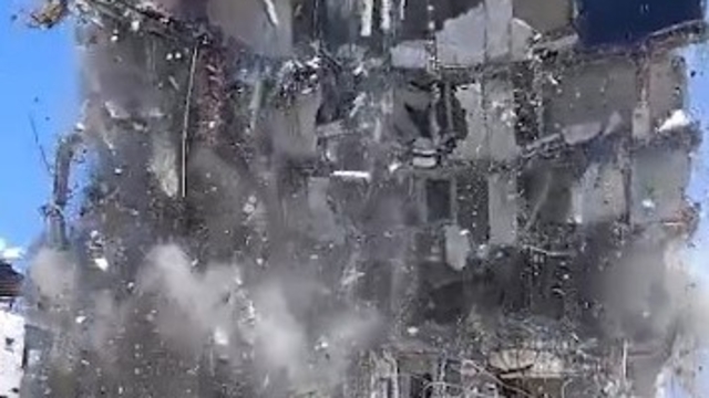 İş  makinasının kolona son dokunuşu 7 katlı binayı yerle bir etti