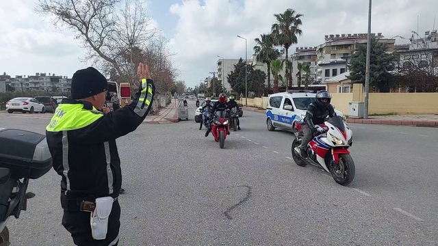Mesleğinde 32 yılı geride bırakarak emekli olan trafik polisinin son görevinde motosikletlilerden sürpriz