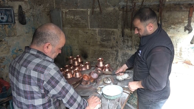 Çocuk yaşta başladığı kalaycılığı 50 yıldır sürdürüyor
Kalaycı Cuma usta 50 yıldır bakırı sevgiyle parlatıyor