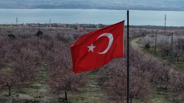 Kayısı bahçeleri beyaza büründü, ortaya eşsiz manzaralar çıktı