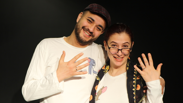 Nişanlarında tiyatro gösterisi yaptılar; 40 yıl sonraki hallerini canlandırdılar