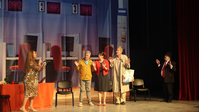 Gülnar'da "Eller Yukarı" tiyatro oyunu sergilendi