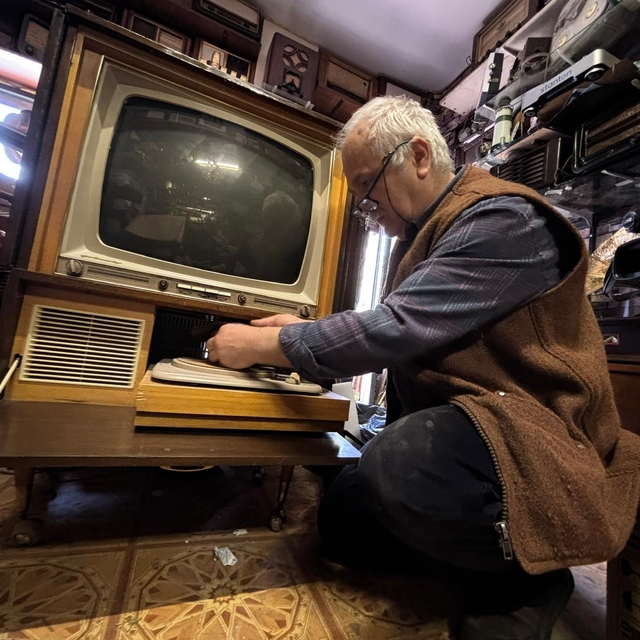 'Nostalji doktoru', 40 yıldır tamirini yaptığı antika radyolara yeniden ses...