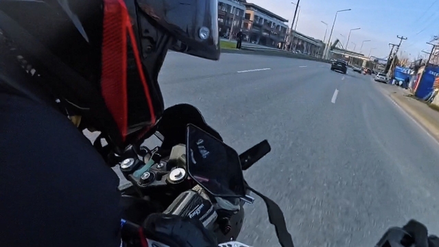 Bir anda şerit değiştirdi, motosikletler çarpıştı
O anlar kask kamerasında