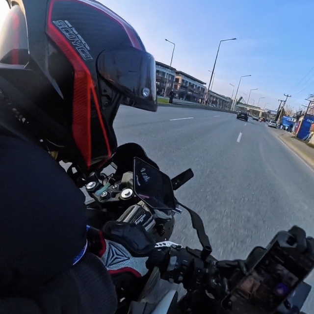 Bir anda şerit değiştirdi, motosikletler çarpıştı
O anlar kask kamerasında