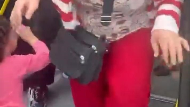 Otobüste kadınlar yer kavgasında şoförün kolunu ısırdı
Bursa'da yer yüzünden kavga eden kadınlar şoförün kolunu ısırdı