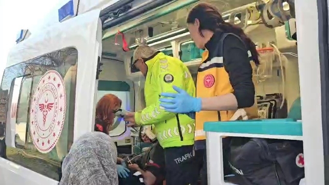 Bursa'da fenalaşan servis şoförü kaldırıma çıkıp güçlükle durabildi