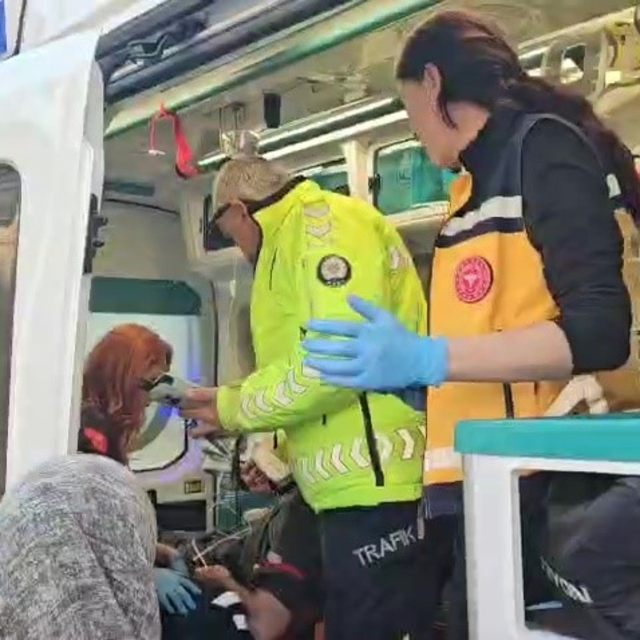 Bursa'da fenalaşan servis şoförü kaldırıma çıkıp güçlükle durabildi